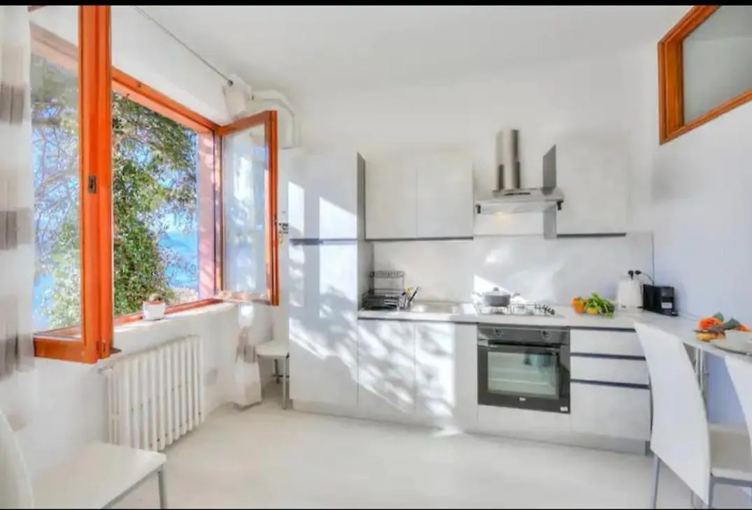 Apartment With View Lake Maggiore/Laveno Mombello 0*, ラヴェーノ